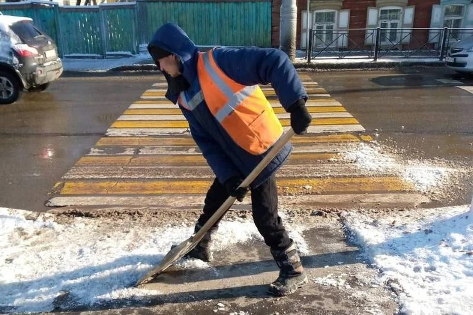 Кто убирает тротуары. Дворник. Уборка снега. Пешеход на тротуаре. Дорожный рабочий.