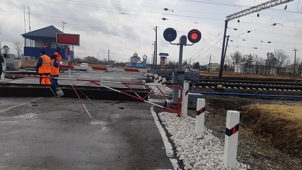 Стой, там поезд!»: женщина пыталась остановить пешехода, но погибла на  путях вместе с ним в ЕАО - KP.RU