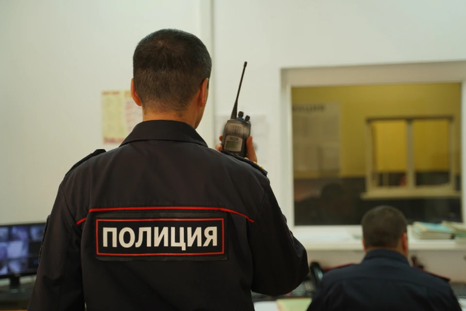 Полиция провела проверку в квартире мужчины и нашла у него три ружья и порох.
