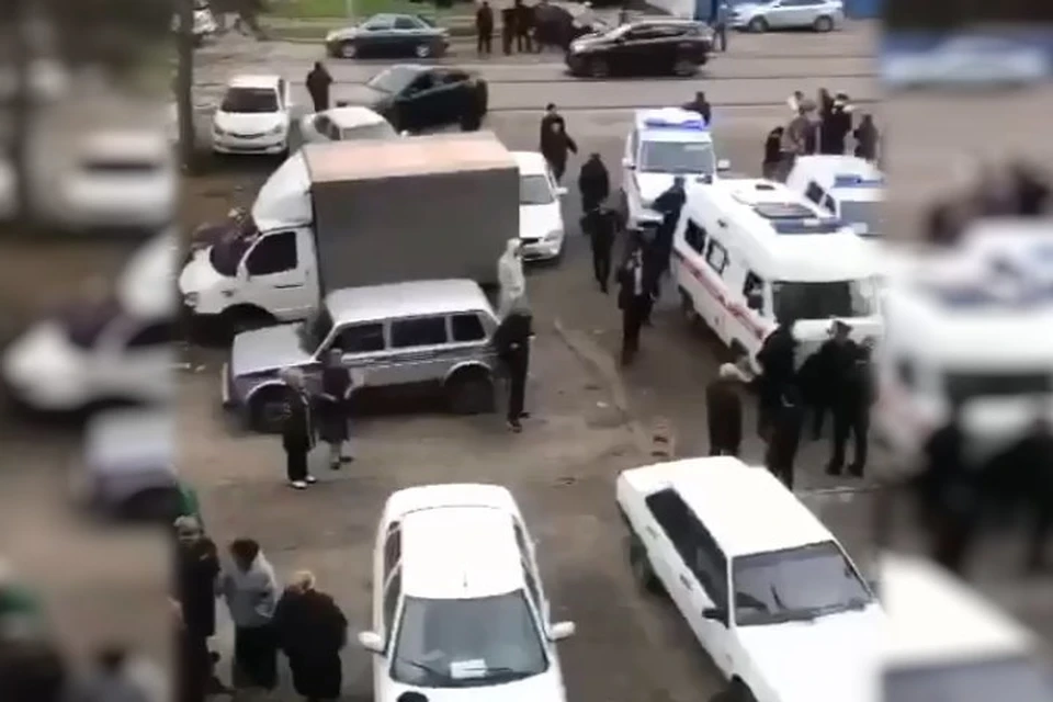 На месте убийства работают сотрудники полиции и следователи. Фото: скриншот видео.