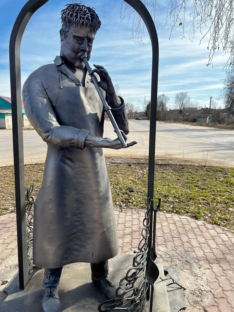 Стеклодув остался с обломком трубки в руках.