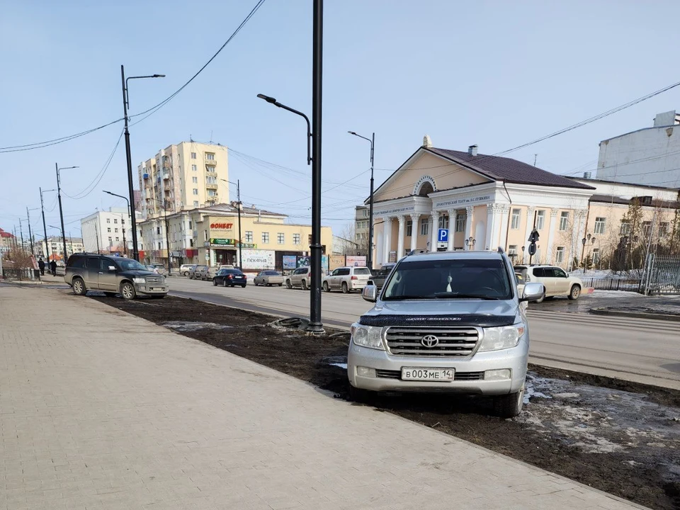 Парковка на тротуаре. Езда по тротуару. Парковка фото. Парковка на газоне.