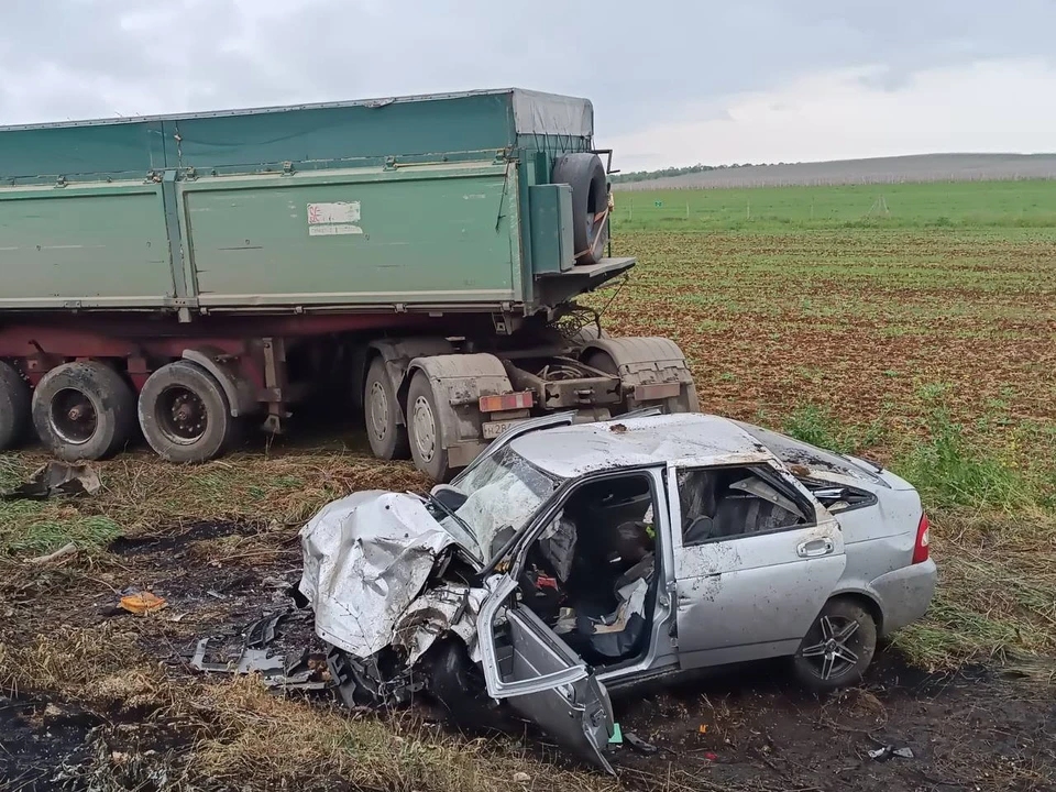 МАЗ врезался в ВАЗ. Видео: Госавтоинспекция Крыма/Tg