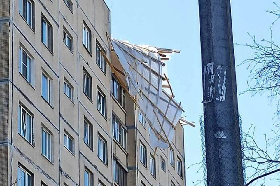Строительные леса снесло с крыши жилого дома на Дунайском проспекте в Петербурге