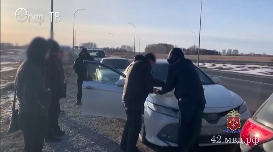 Момент задержания. Фото: ГУ МВД по Кемервоской области.