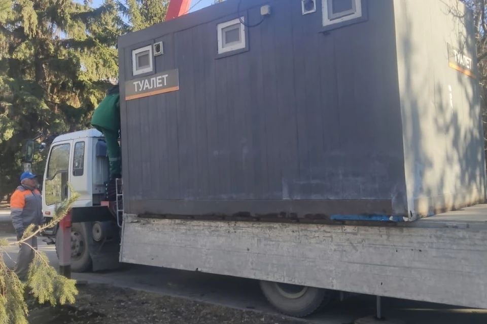 Расположенную на территории Монумента модульную уборную демонтировали. Фото: Зеленый Новосибирск