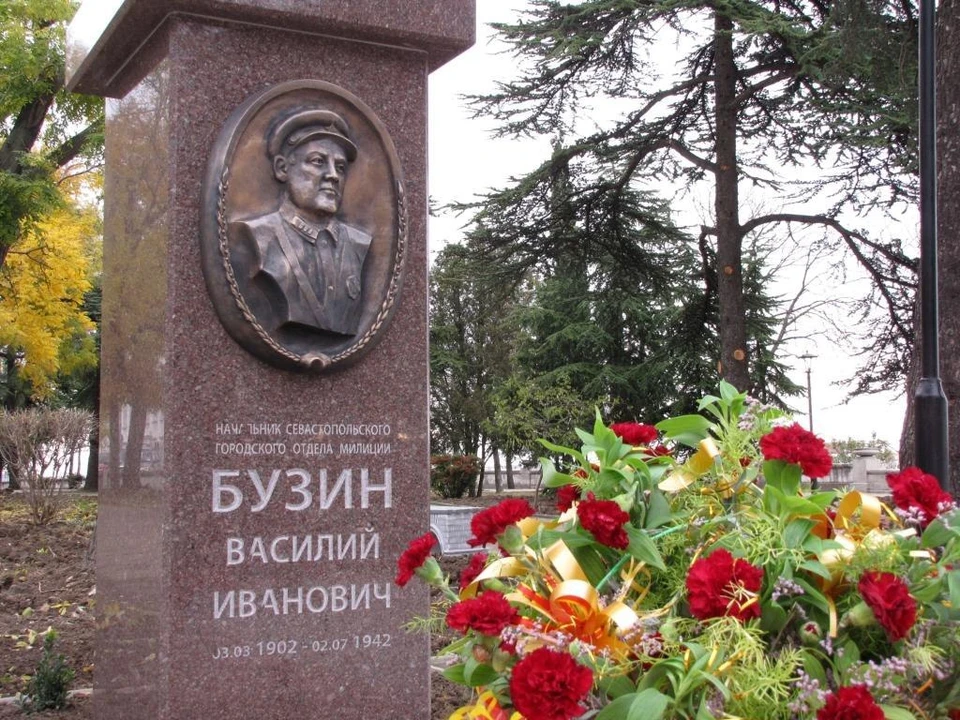 2 По традиции горожане почтили подвиг ликвидаторов в сквере имени Василия Бузина. Фото: veteran.caovd.ru