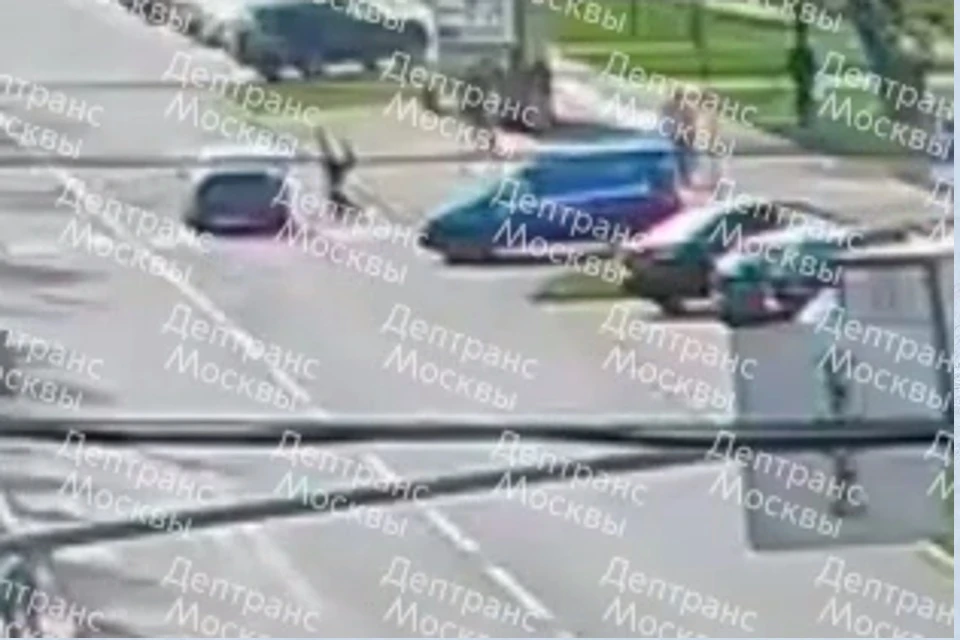 На востоке Москвы легковушка сбила 11-летнего мальчика на самокате Фото: стоп-кадр из видео