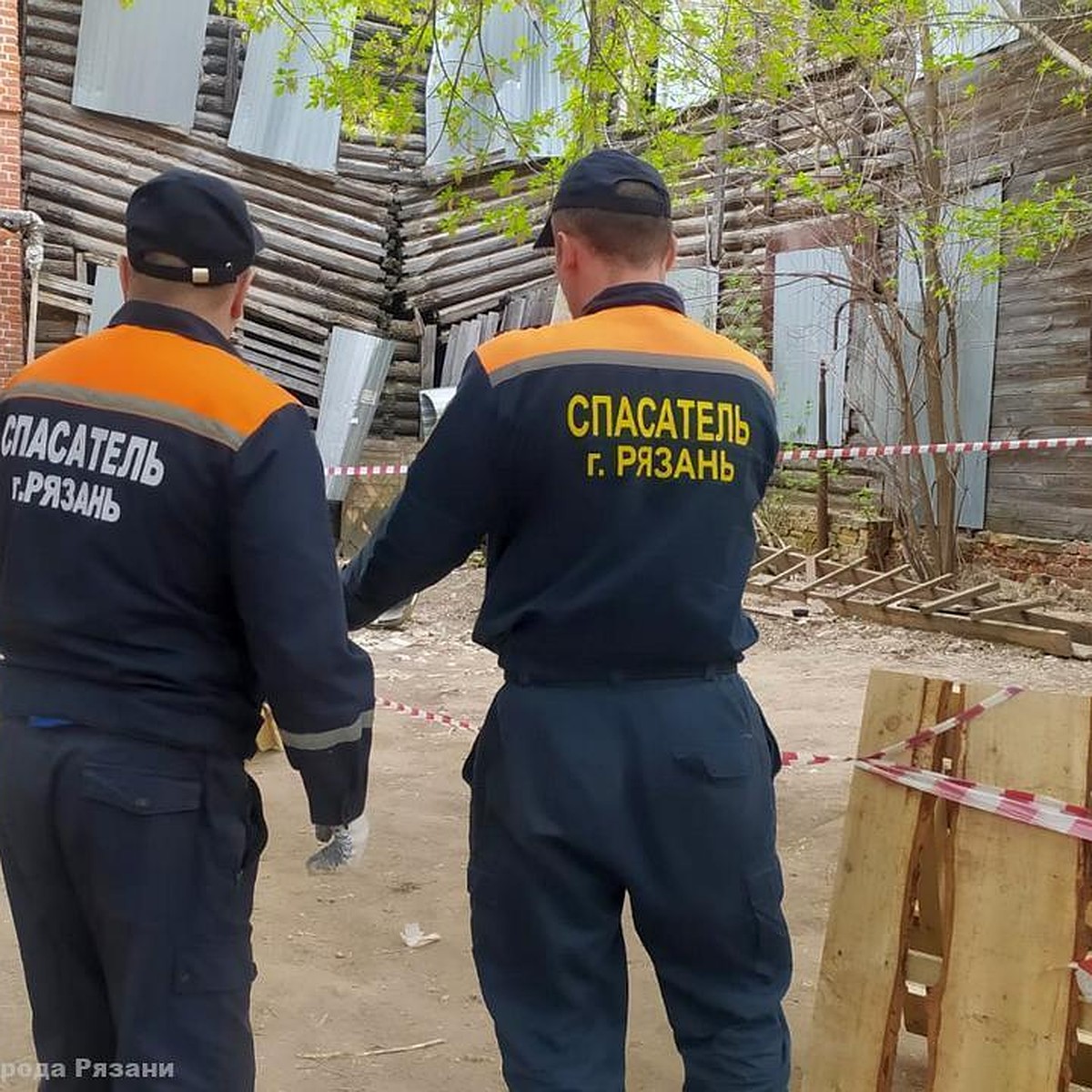 Исторический дом на Первомайском проспекте в Рязани начинает рушиться.  Власти его огородили, а ситуацию контролируют - KP.RU