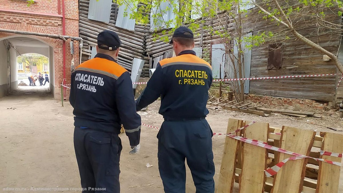 Исторический дом на Первомайском проспекте в Рязани начинает рушиться.  Власти его огородили, а ситуацию контролируют - KP.RU