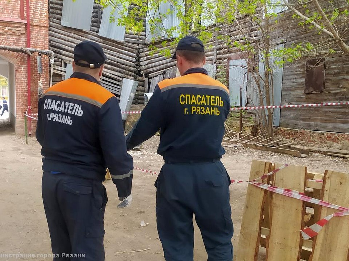 Исторический дом на Первомайском проспекте в Рязани начинает рушиться.  Власти его огородили, а ситуацию контролируют - KP.RU