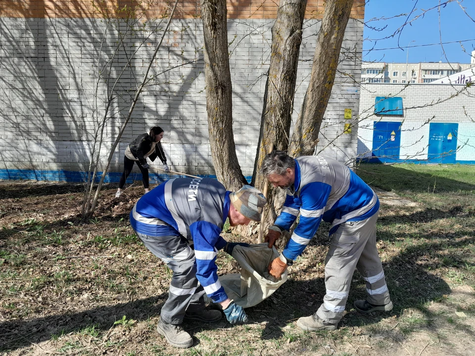 В мероприятиях по уборке территорий приняло участие более 150 сотрудников.