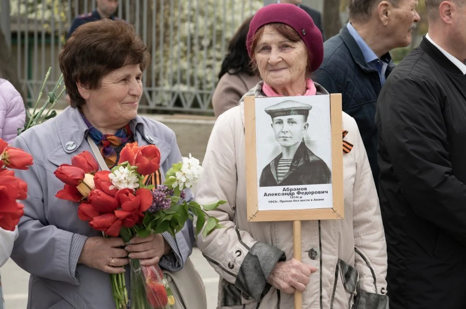 Собравшиеся почтили память воинов минутой молчания, возложили цветы. Фото: sev.gov.ru