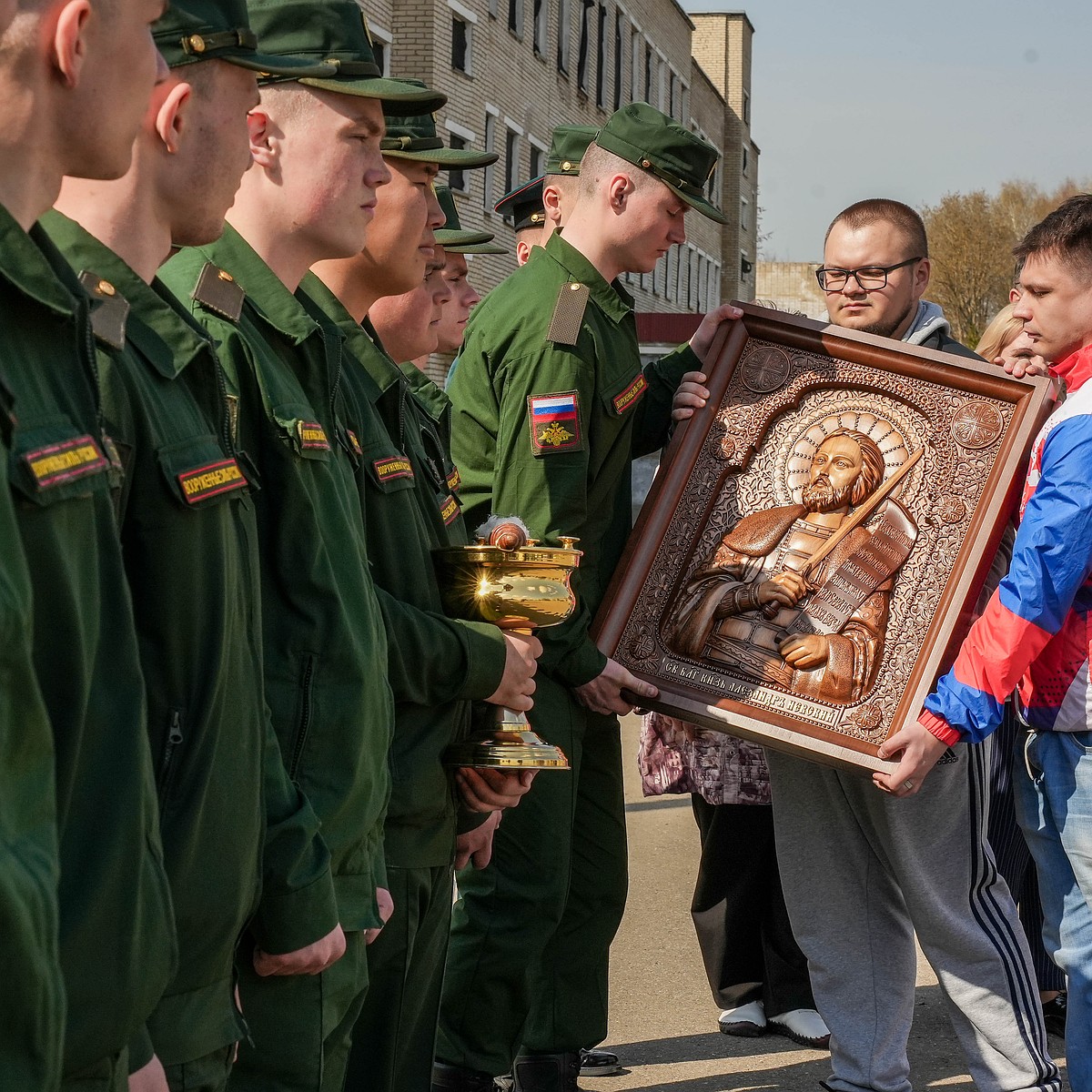 Пусть она оберегает наших защитников»: Волонтеры Московской области  передали в Таманскую дивизию икону с ликом Александра Невского - KP.RU