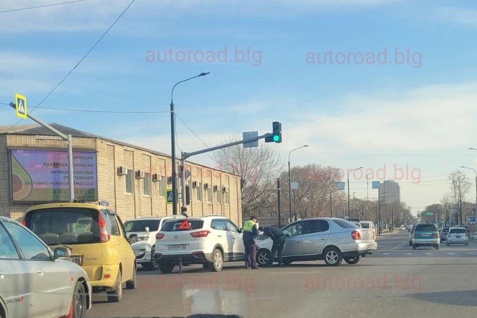 На перекрестке столкнулись Hyundai Creta и Toyota Platz. Фото: Telegram-канал @autoroadblg