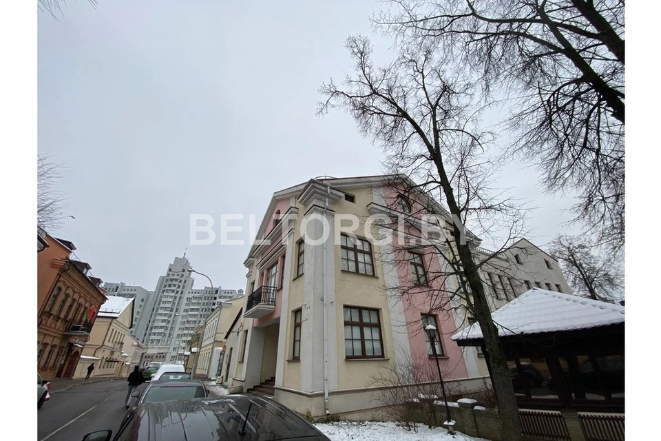 В центре Минска выставлено на торги известное здание компании «Трайпл». Фото: beltorgi.by