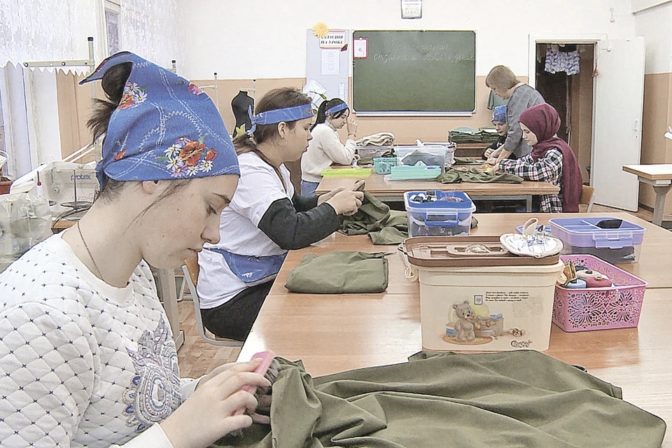 Псковские студенты шьют одежду для бойцов. Фото: smotrim.ru (Вести-Псков)