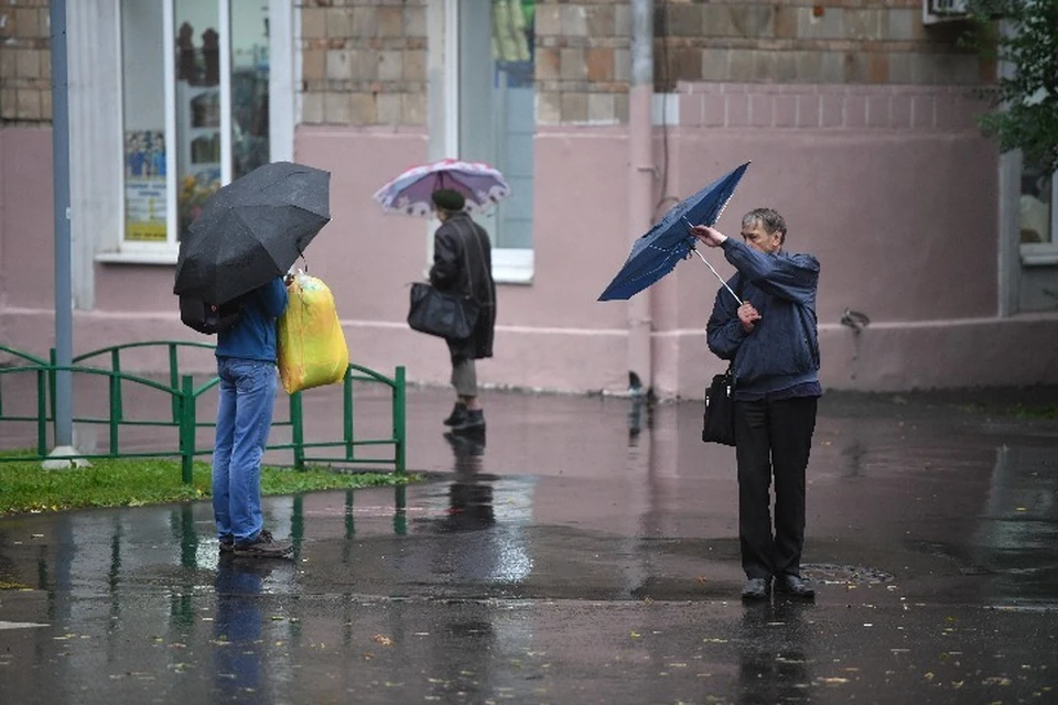 Волновой холодный атмосферный фронт пришел в Центральную Россию и принес с собой обильные дожди.