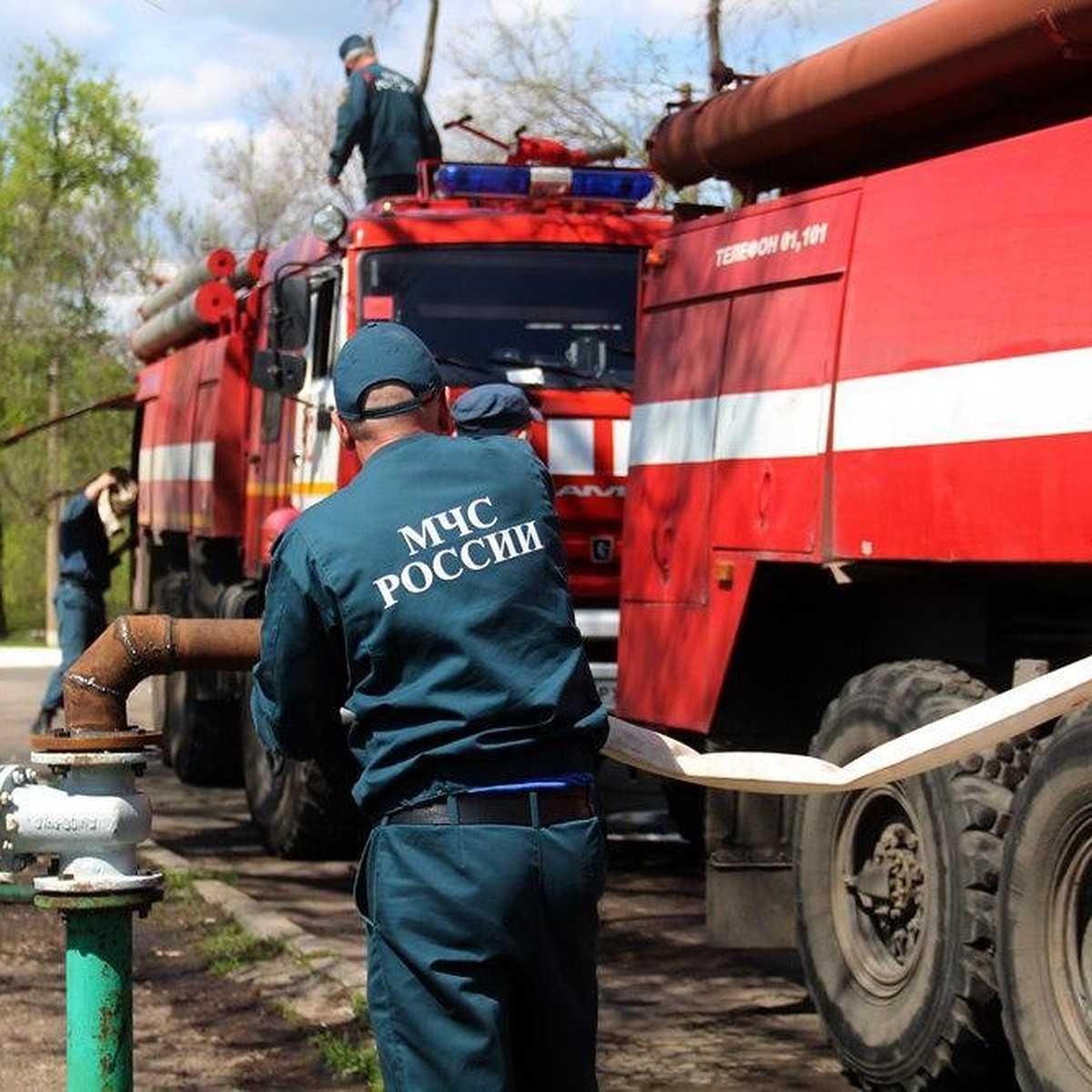 По зову сердца вне зависимости от звания и возраста: за год 200 донских  пожарных привезли жителям ДНР 173 тысяч тонн воды - KP.RU