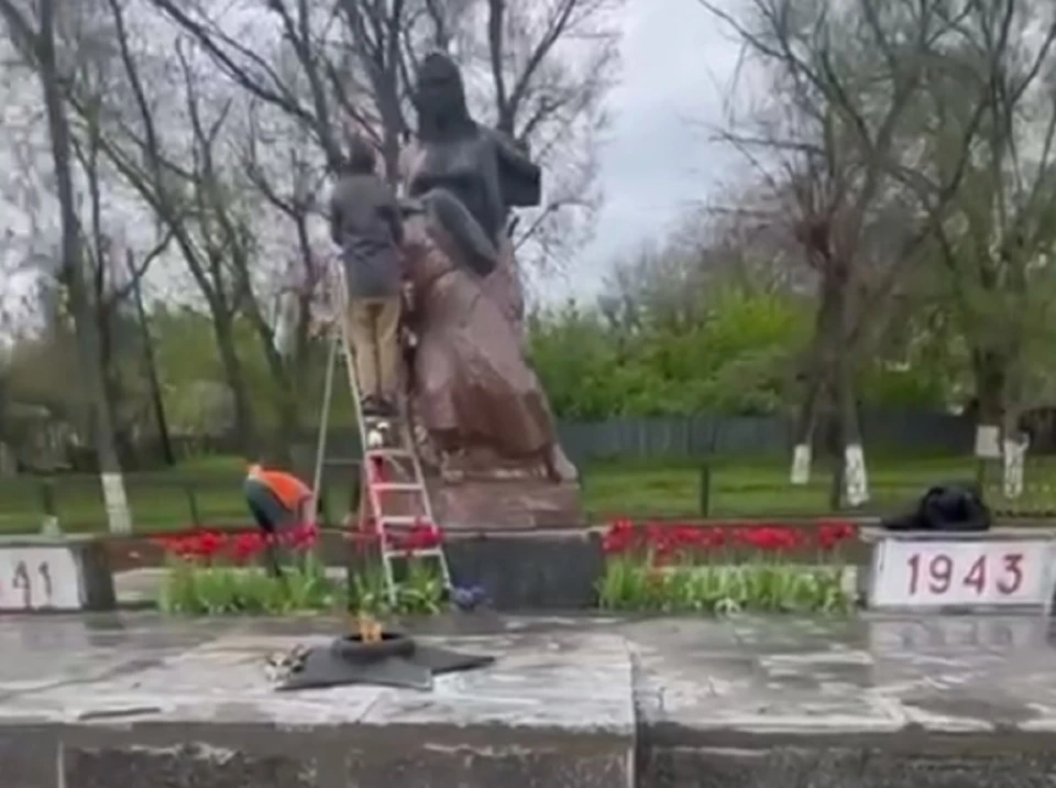 Рядом с мемориалом уже восстановили три клумбы. Фото: скриншот из видео телеграм-канала ES! - канал Евгения Серкина