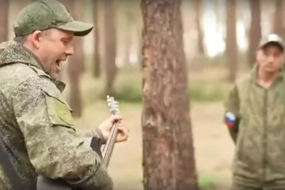 Мужчине подпевали все бойцы. Фото: скриншот из видео "КСМ, Березовое, Сокольники"