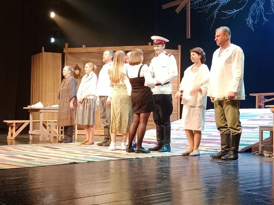Спектакль повествует о судьбе одной семьи во время Второй мировой воны