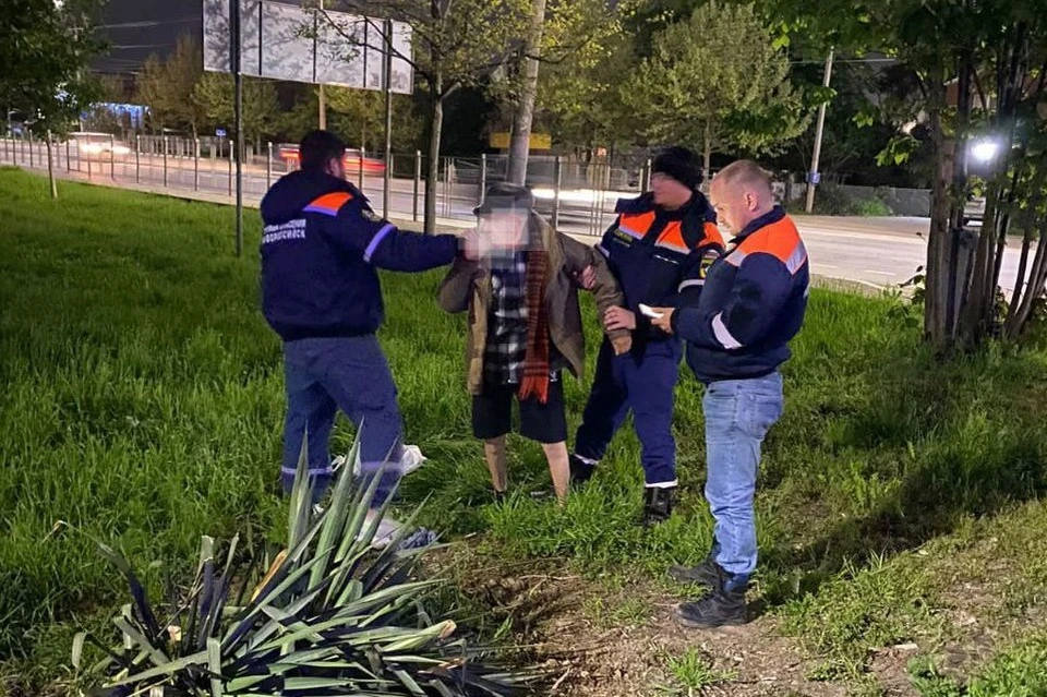 В Новороссийске спасатели доставили домой больного мужчину. Фото: t.me/alekseioderov
