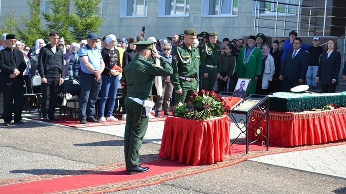 В Башкирии простились с лейтенантом Радмиром Хайруллиным, погибшим в СВО -  KP.RU