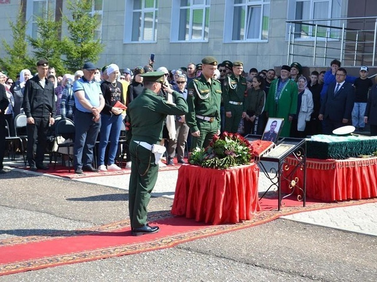 В Башкирии простились с лейтенантом Радмиром Хайруллиным, погибшим в СВО -  KP.RU