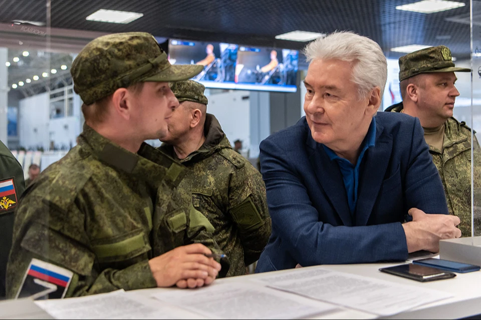 Мэр Москвы Сергей Собянин встретился со столичными новобранцами, заключившим контракт о поступлении на военную службу. Фото: М. Мишин/Пресс-служба Мэра и Правительства Москвы
