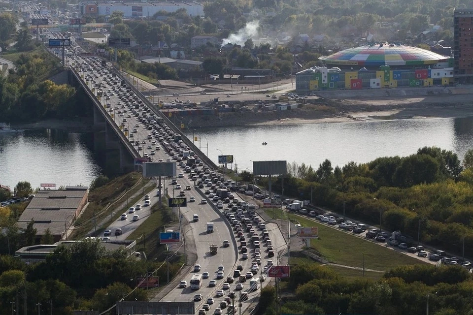 Мост заморозила пробка. Фото: мэрия Новосибирска.