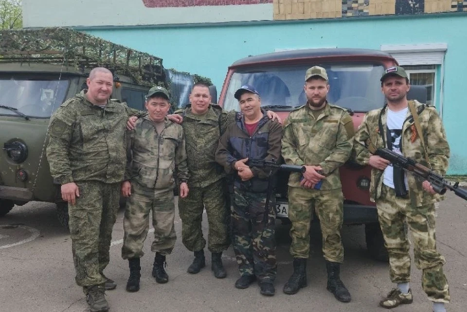 Бойцы показали главе района свой быт и даже предоставили возможность поучаствовать в работе артиллерии. Фото: страница Сергея Савченко