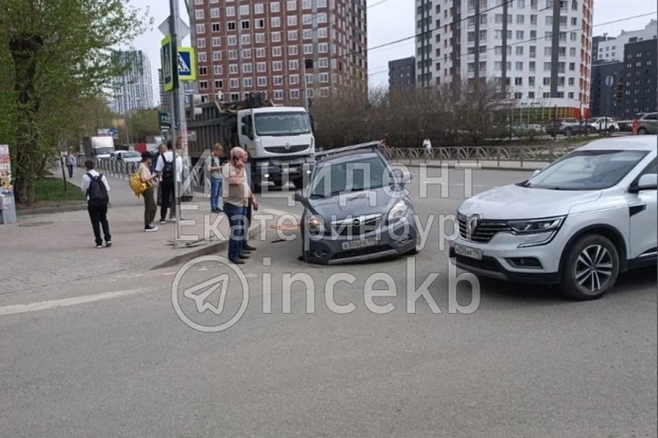 Все произошло днем 4 мая на пересечении улиц Сулимова и Советская. Фото: паблик Вконтакте "Инцидент. Екатеринбург"
