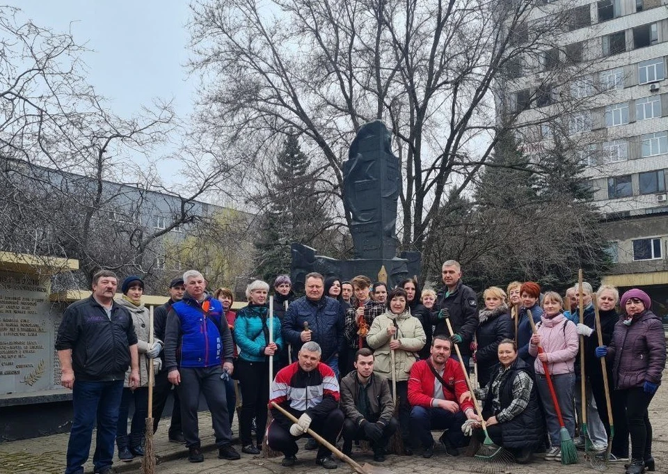 Жители Донецка облагородили территорию вокруг нескольких памятников, посвященных Великой Отечественной войне. Фото: Кулемзин/ТГ