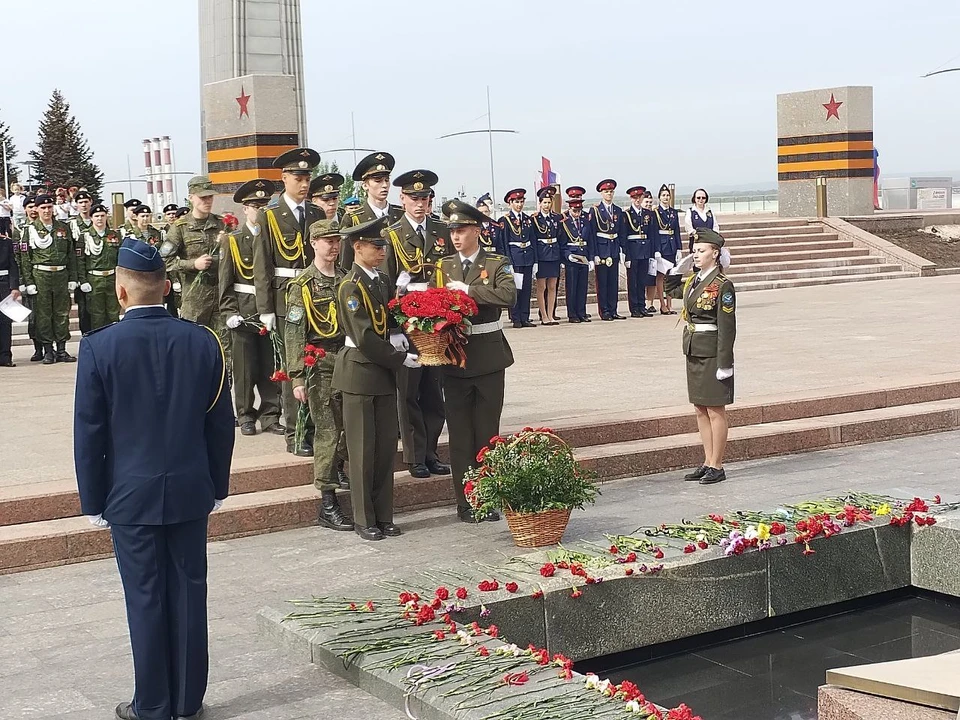 Участники несли караульную службу у Вечного огня