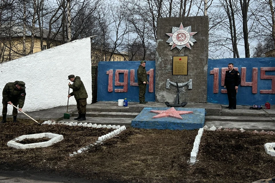 Военные следователи Северного флота отметили 1 мая с пользой, наведя порядок на воинских мемориалах. Фото: ВСУ СК России по СФ