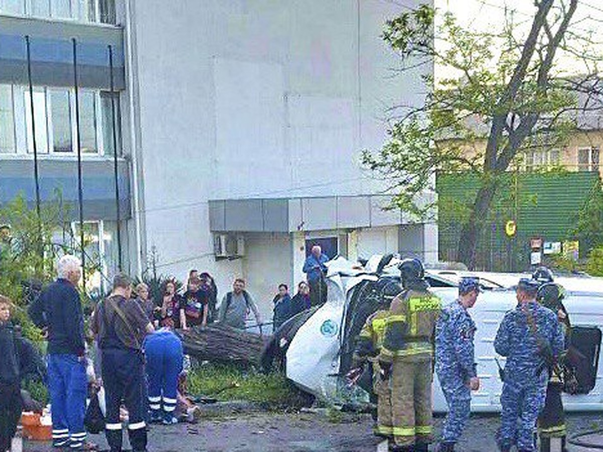 В Севастополе полная пассажиров маршрутка врезалась в дерево и  перевернулась - KP.RU