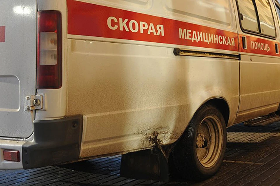 Водителя «Лады» и его пассажирку отвезли на скорой в больницу.