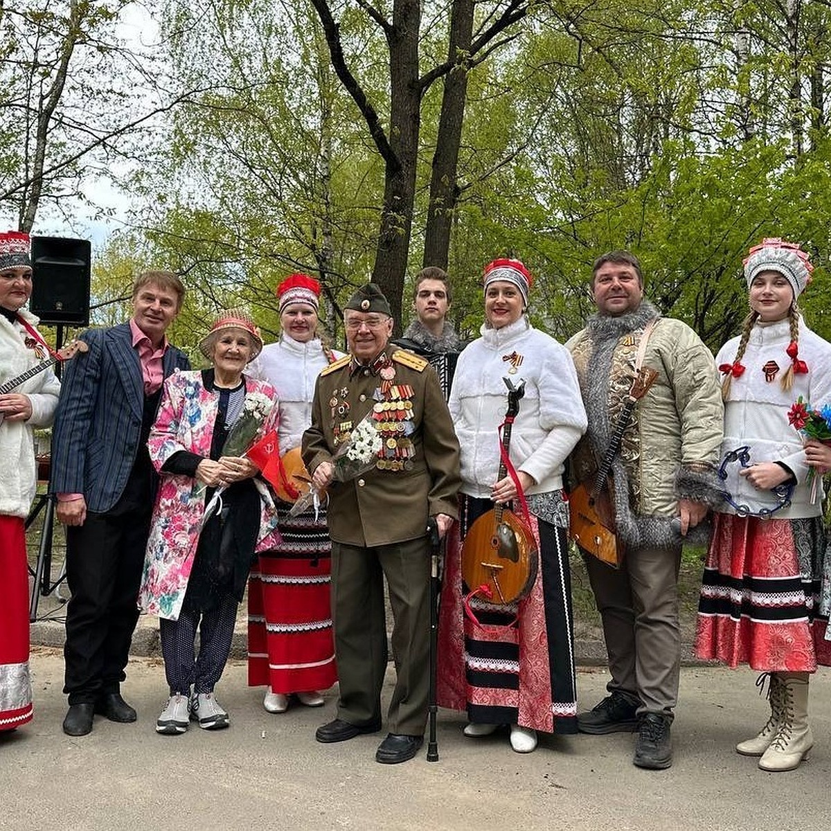 В Пскове под окнами ветеранов прошли праздничные концерты - KP.RU