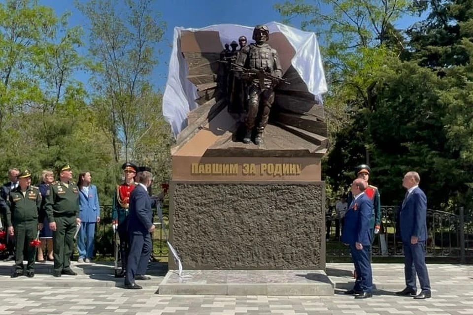 Скульптор Дмитрий Лындин создал запоминающийся образ, изображая четырех воинов разных эпох, которые выходят из пламени взрыва в бессмертие.