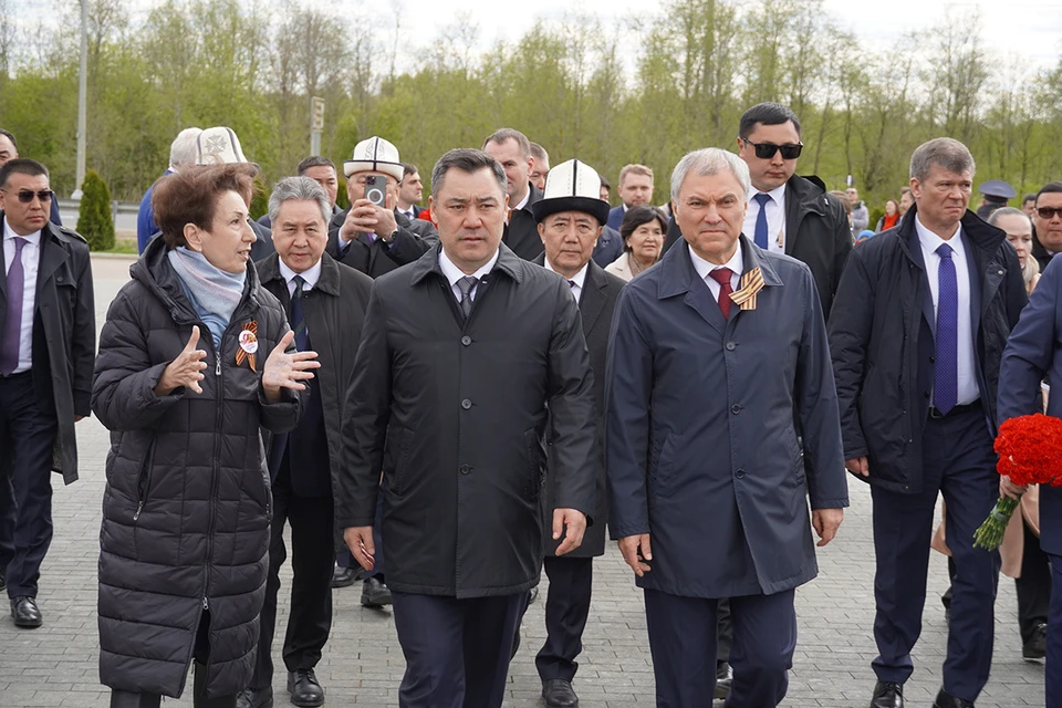 Президент Кыргызстана Садыр Жапаров (в центре) и Председатель Думы Вячеслав-Володин (справа) посетили Ржевский мемориал