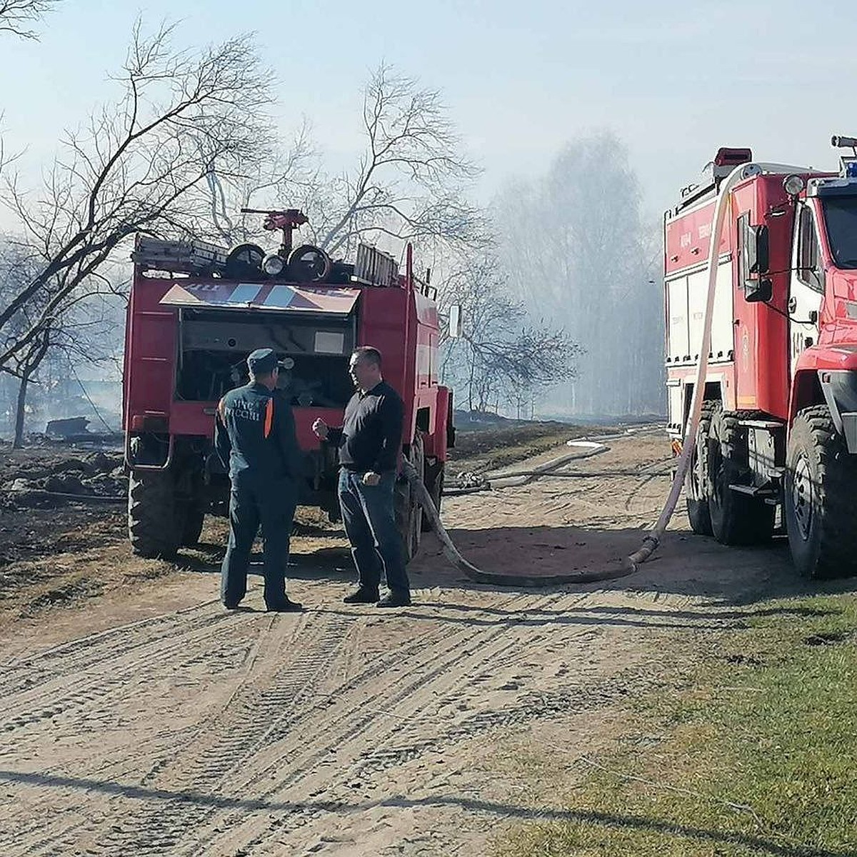 Сотрудники ГИБДД перекрыли дороги вблизи поселка Богандинском из-за дыма и  смога от пожаров - KP.RU