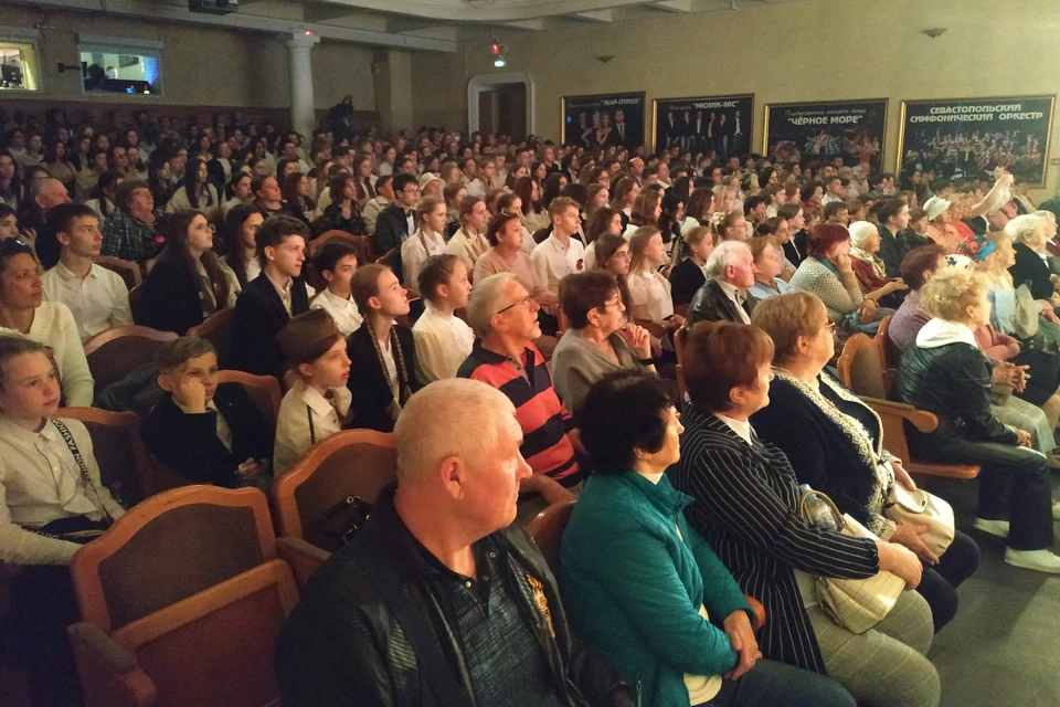 В зале публика всех возрастов.