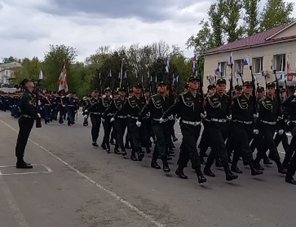 Маршируют военнослужащие Козельской ракетной дивизии