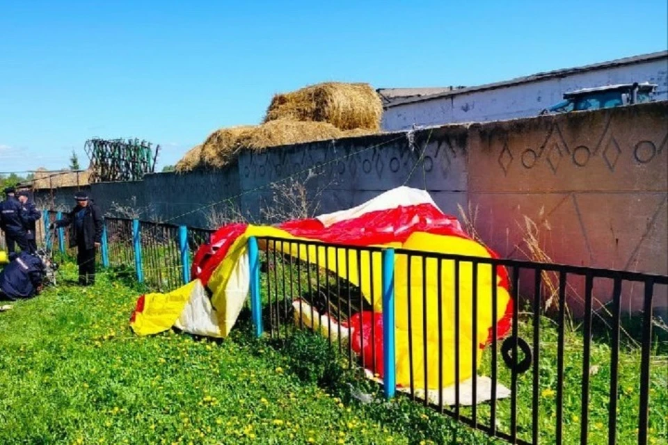 Летательный аппарат рухнул у забора.