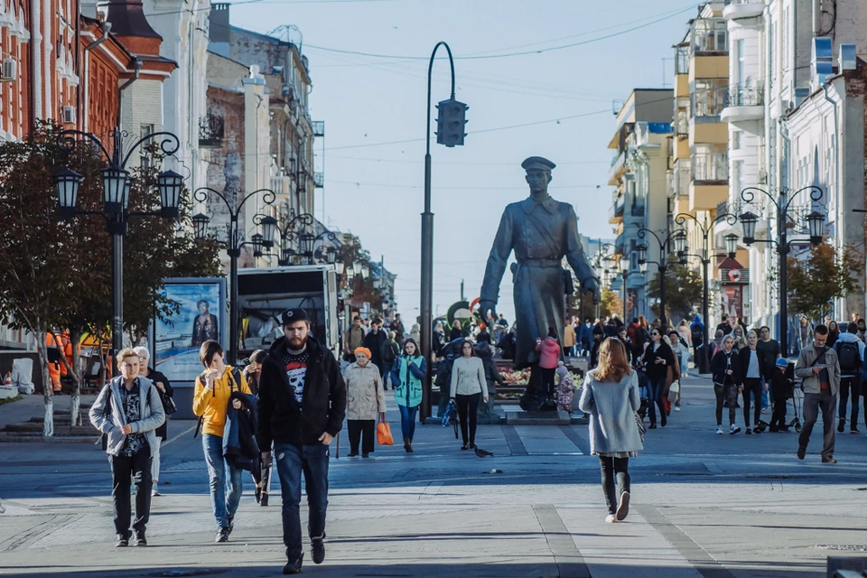 Из которого жители города. Население города Самара. Население города Самары 2022. Пешеходный Арбат в Самаре. Многолюдная улица.