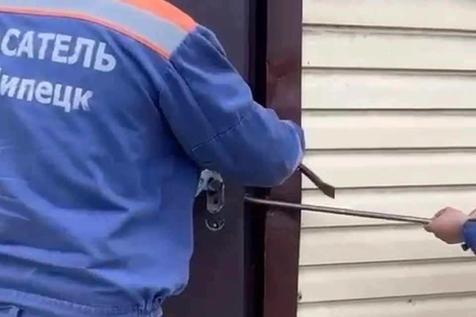 В Липецке спасатели МЧС вскрыли запертый киоск с 200 бутылками паленого алкоголя