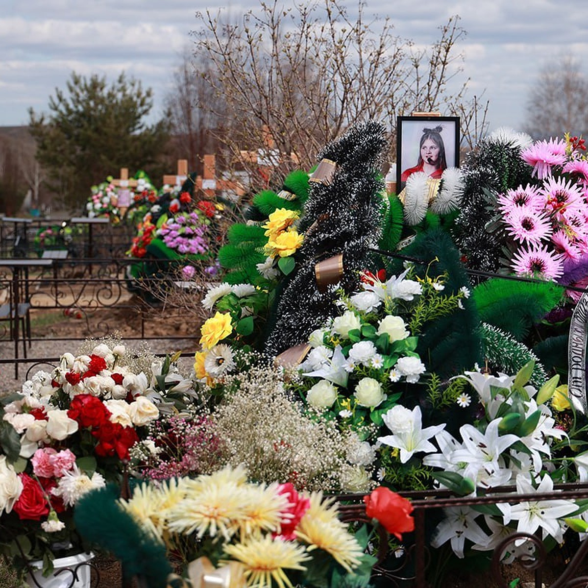 к разбитому доту приходят ребята приносят цветы на могилу фото 54