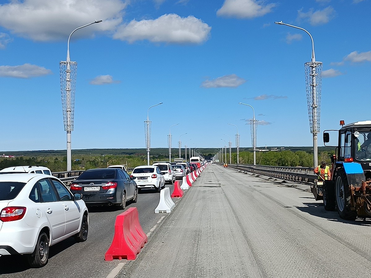 Коммунальный мост в Перми сковали пробки - KP.RU