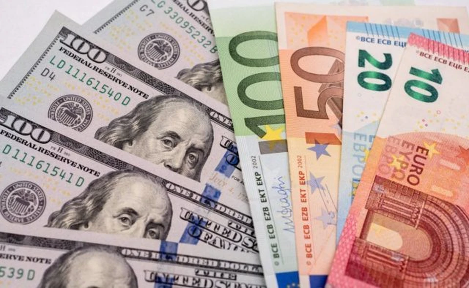 За курсом доллара и евро не угнаться - постоянно меняется. Фото: соцсети